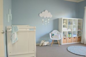 chambre-bebe-bleu-et-gris-decoration-chambre-bebe-fille-couleurs-pastel